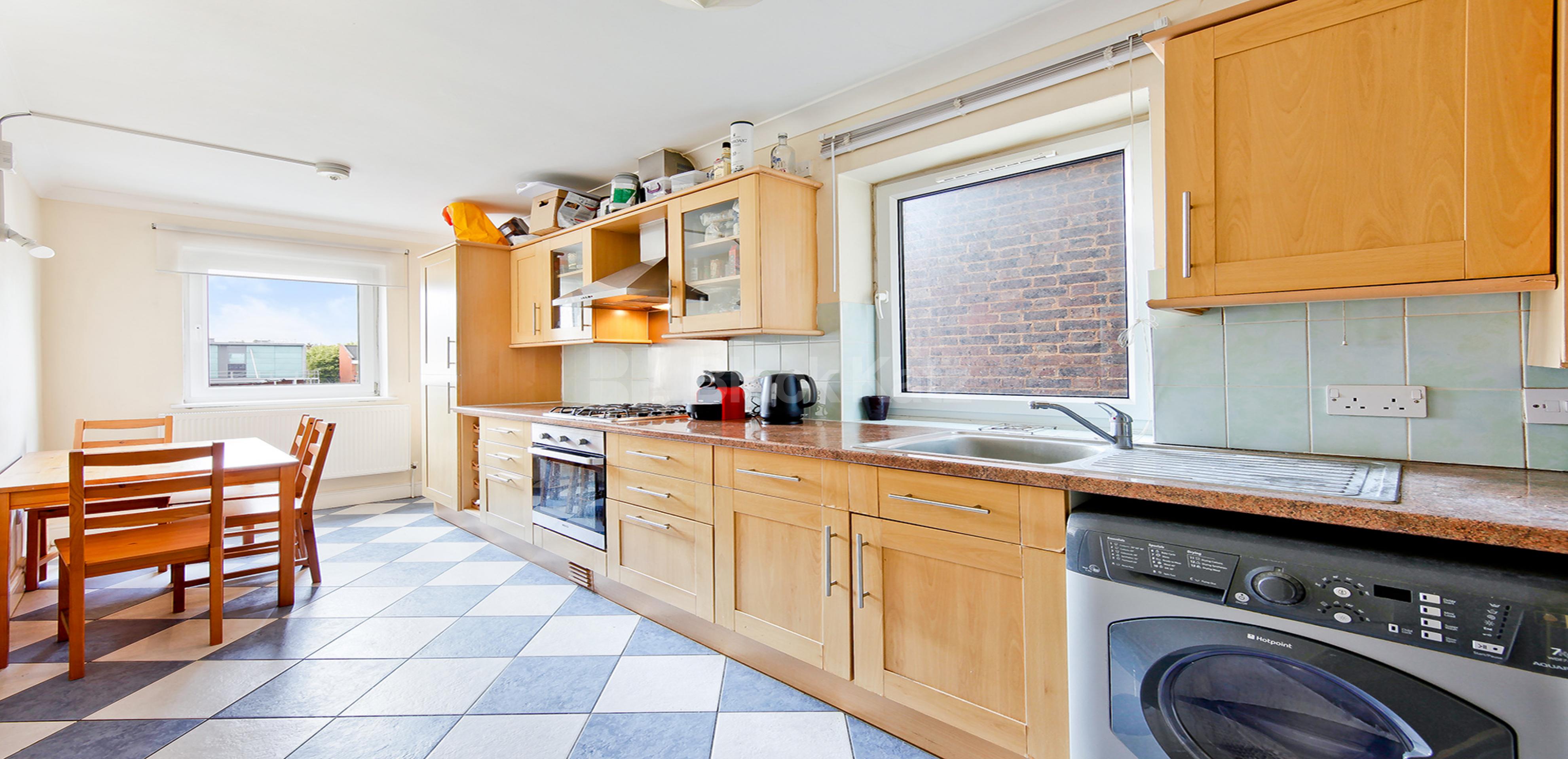 			UNDER OFFER , 3 Bedroom, 1 bath, 1 reception Apartment			 Windsor Court - Copers Road, Bermondsey SE1